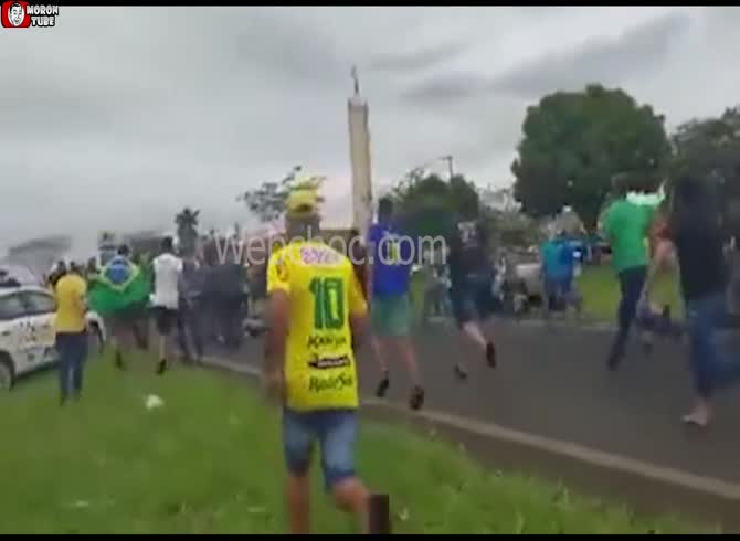 Video: An furious driver strikes Bolsonaro supporters